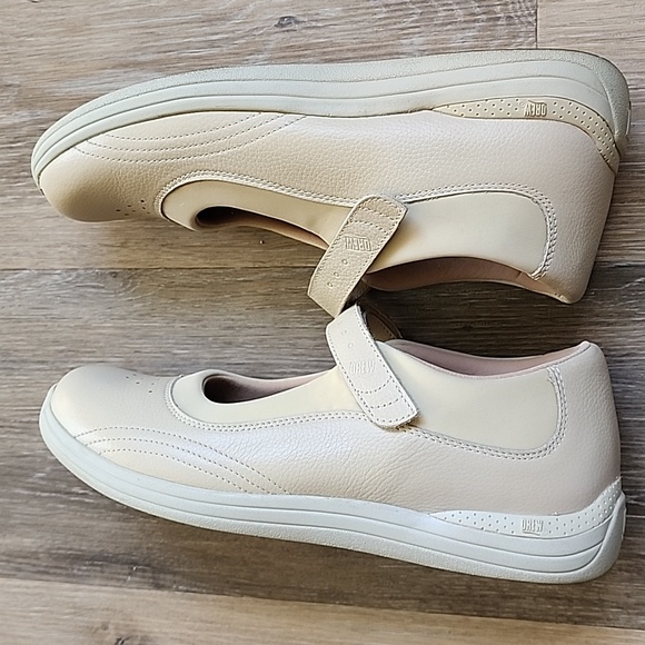 DREW WOMEN'S Cream Mary Jane Shoes